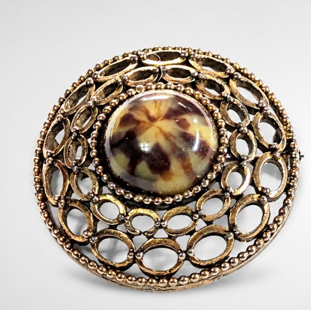 Celebrity Celtic Brooch Pin Pendant 1.5" Vintage Glass Stone Gold-tone go221‎